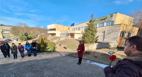 Възпоменателна церемония в Юпер почете паметта на майка и дъщеря, станали жертви на домашно насилие /галерия/