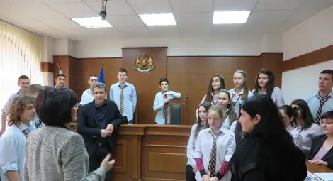 Първа среща между ученици и магистрати в Русе по образователна програма на МОН и ВСС /галерия/