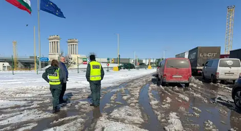 Леките автомобили преминават с приоритет през Дунав мост при Русе Леките автомобили преминават с приоритет през Дунав мост при Русе