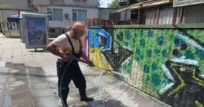 Чистят безобразните драсканици по фасадите на обществените сгради