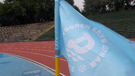 Фенове оборудваха с нови флагчета корнерите на Градския стадион в Русе