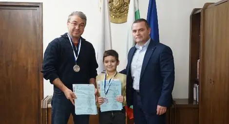 Наред с Виктор бе отличен и треньорът му Митко Ружинов. Снимка: Община Русе Наред с Виктор бе отличен и треньорът му Митко Ружинов. Снимка: Община Русе