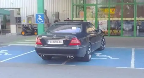 Нагло: Мерцедес зае местата не на един, а на двама инвалиди