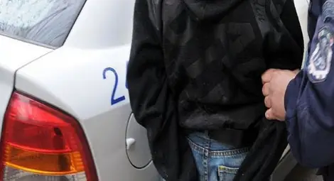 Подразнен от смях на тийнейджъри, ученик ограбил веселата компания