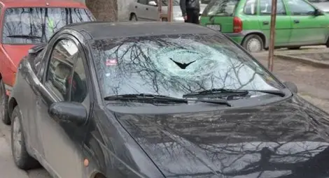 Поне 10 автомобила са изпотрошени при погрома във Варна