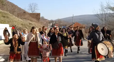 Жените от село Сваленик отпразнуваха с народни носии и много настроение Бабинден. По стар обичай бабата - символ на родилната помощ, бе взета от дома й и откарана с шарена каручка до селската чешма, където я окъпаха. Тя пък окади всички жени с тамян на ръжен против болести и уроки. Кметът на селото Лазар Копанков посрещна и поздрави жените в кметството, след което веселието продължи в ресторанта.  Снимка: НЧ "Светлина-1929"