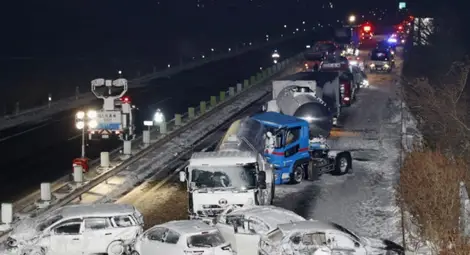 Снежна буря предизвика масови катастрофи на японска магистрала Снежна буря предизвика масови катастрофи на японска магистрала