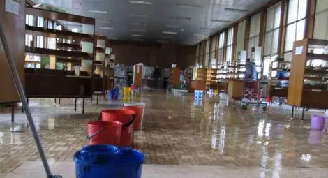 Читалнята на библиотеката  потъна във вода до глезен