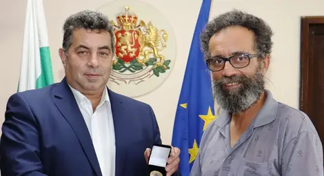 Авторът на паметника на Левски получи знака на областния управител