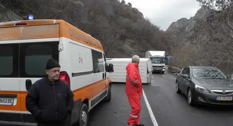 Катастрофирал турски ТИР спря движението в района на Полски Тръмбеш