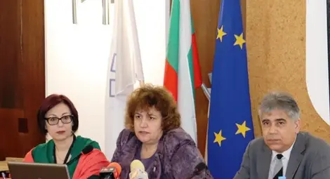 Началникът на Регионалното управление на образованието Росица Георгиева /в средата/ съобщи данните.            Снимка: ОА