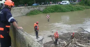 Янтра затлачи с дървета моста на Колю Фичето