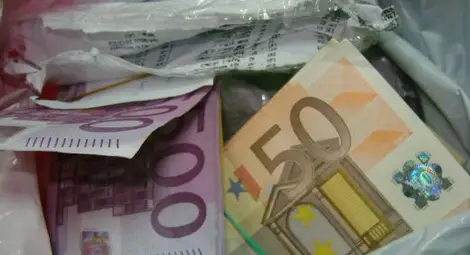 Митничари откриха над 111 бона под завивките на турски тираджия