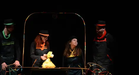 Кукленици учат публиката  да не изоставя мечтите си