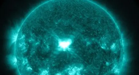 НАСА: Мощна магнитна буря наближава Земята НАСА: Мощна магнитна буря наближава Земята
