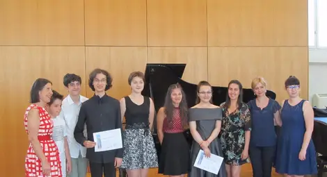 Николай Димитров /четвъртият отляво надясно/ заедно с другите участници в майсторския курс.                                                                                                                                         Снимка: Личен архив