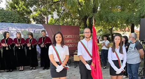 УХТ откри академичната учебна година, стартира лекции и упражнения присъствено