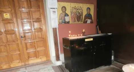 Богомолка в църквата в &bdquo;Здравец&ldquo;: Що за приумица да палим свещи като в пушалните в кръчмите!