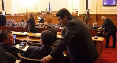 Викове "Оставка!" прекъснаха заседанието на Народното събрание