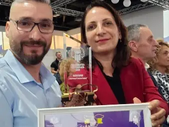 Симеон Михнев от &bdquo;Фитнес Шеф Русе&ldquo; и директорката на дирекция &bdquo;Бюро по труда&ldquo;-Русе Йоана Терзиева по време на церемонията.