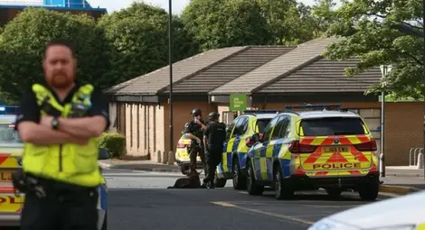 Въоръжен с нож мъж държи заложници в Нюкясъл! 