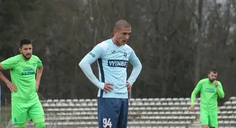 Преслав Петков се съсредоточава преди изпълнението на дузпата, след което падна първият гол.              Снимка: &bdquo;Утро&ldquo;