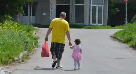 С дупки в асфалта деца спирали летящи коли