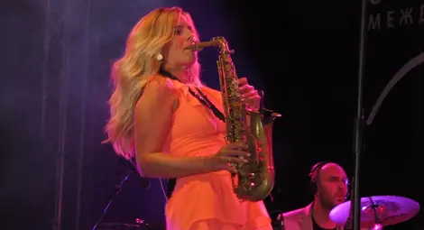 Саксофонът на изумителната Кенди Дълфър покори Банско Саксофонът на изумителната Кенди Дълфър покори Банско