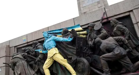 Паметникът на съветската армия ще бъде опакован със знамената на България и Украйна