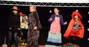 Студенти изиграха три приказки пред деца като коледен подарък