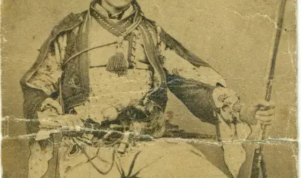 Йонко Карагьозов с ушитата за него по поръчка арнаутскиа хайдушка униформа.