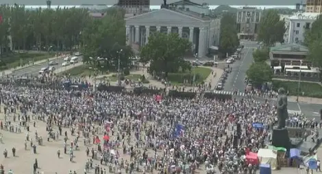 Сепаратисти превзеха пълен с чужди журналисти хотел в Донецк Сепаратисти превзеха пълен с чужди журналисти хотел в Донецк