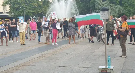 Каскет в стила на Иван Гешев прави компания на протестиращите в Русе