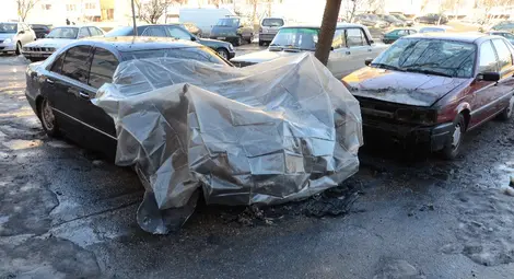 Запалиха луксозните мерцедеси на двама братя в &bdquo;Чародейка&ldquo;