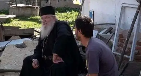 Добрата новина: Отец Иван купи цяло село за бездомните