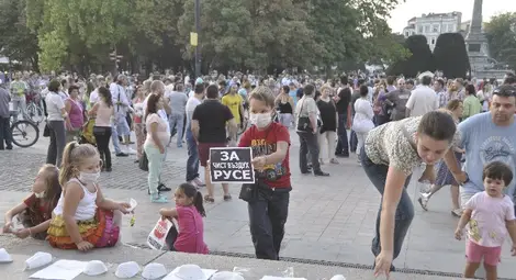 Русе поиска чист въздух с маски и противогази