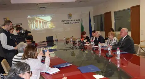 Холограмна пирамида и виртуална кабина  ще показват всички кътчета на университета