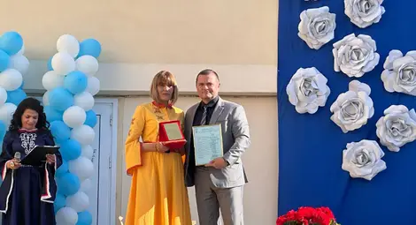 Кметът Пенчо Милков връчи почетен плакет на директорката на ДГ &bdquo;Синчец&ldquo; в Средна кула за юбилея на градината