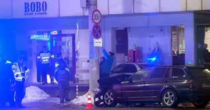 Ударен от друга кола „Мерцедес“ блъсна тежко пешеходец на тротоар в центъра на Русе