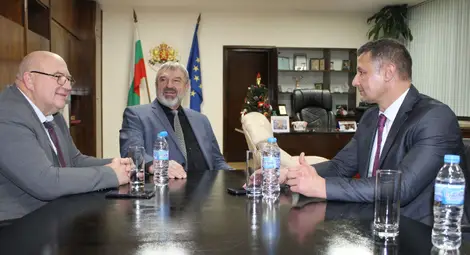 Драгомир Драганов и Енчо Енчев поздравиха ректора на Икономическия университет във Варна за представянето на новата му книга „Бизнес в бързата лента“ Драгомир Драганов и Енчо Енчев поздравиха ректора на Икономическия университет във Варна за представянето на новата му книга „Бизнес в бързата лента“