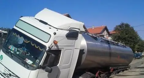 Цистерната, която се обърна, била пълна с перилен препарат