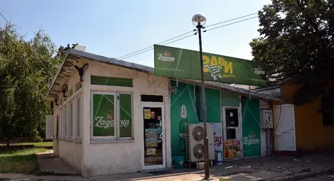 Купувач на боза брутално ограби квартален магазин