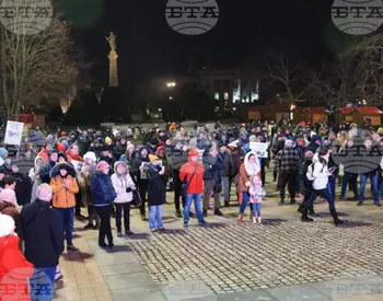 Русенци излязоха на протест срещу решение на Общинския съвет за закупуването на паркинг за тирове с държавни средства