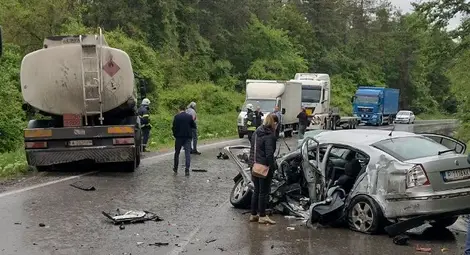 Семейство с дете оцеля в сблъсък с цистерна на пътя Русе-Бяла