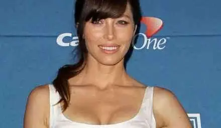 "Ел" започва новата година с Джесика Бийл на корицата