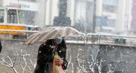 Февруари си отива със снежни виелици