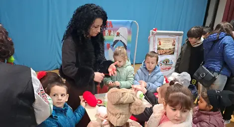 Баба Марта подрани в Ценово &ndash; най-дългата мартеница събра поколенията