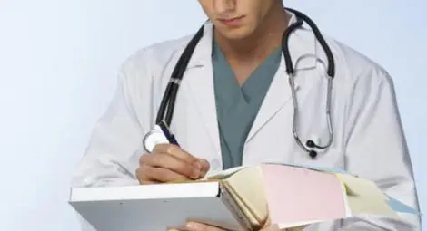 Наказаха лекар, защото помогнал на болно от рак дете