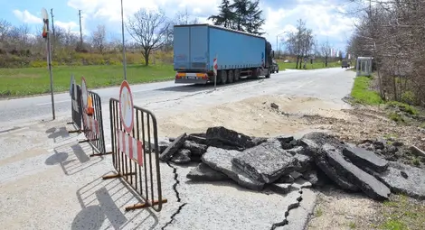 Пътят край &bdquo;Метро&ldquo; застрашен от срутване