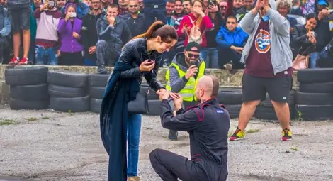 Победителите в конкурса за най-романтично предложение за брак: Падане на колене пред хиляди, избор на важен за фамилията ден и на златния фон на залеза